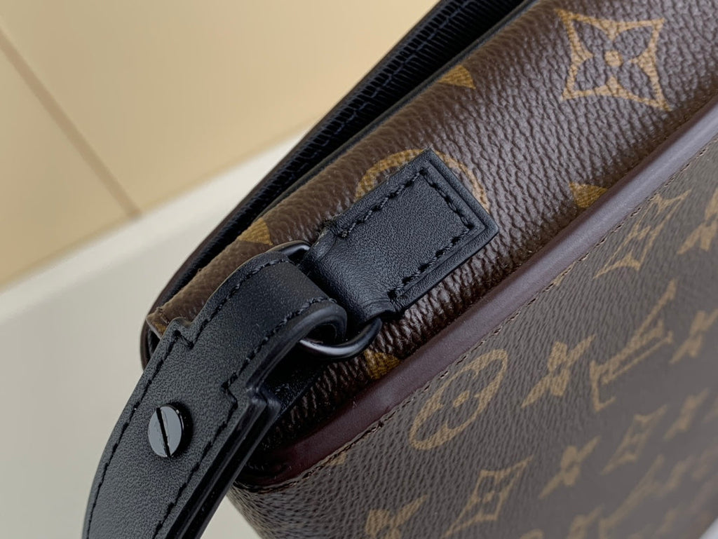 LV S Lock A4 Pouch
