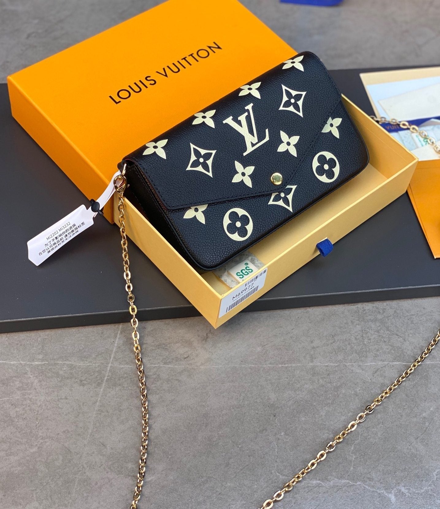 LV FÉLICIE POCHETTE Chain Bag